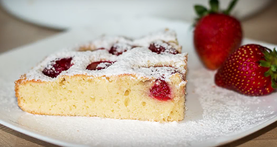 Запеканка творожная с клубникой и сметаной